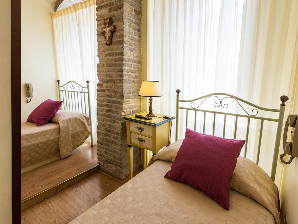 Hotel Lieto Soggiorno Ассізі Екстер'єр фото